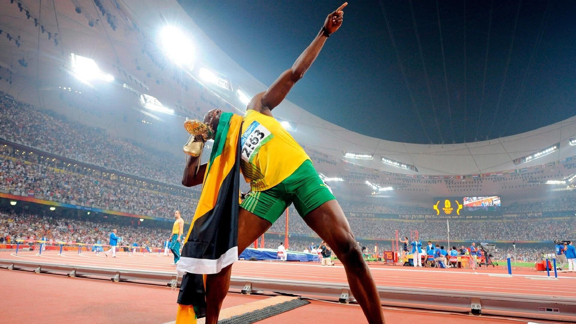 当绿茵场遇见绿衫军,体育周末的激情与宿命